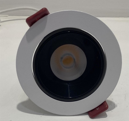 緑エネルギーAC180V-240V内部の天井はLEDの半導体をスポットライトで照らす