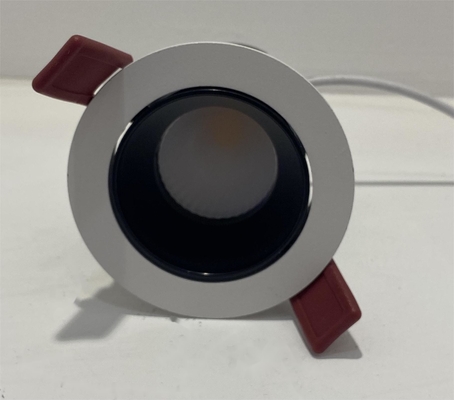 LEDの半導体の内部の天井はガラス貝の緑エネルギーをスポットライトで照らす