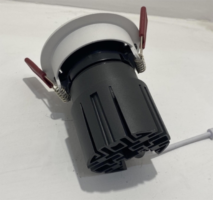 ガラス貝の内部の天井は緑エネルギーLED半導体をスポットライトで照らす